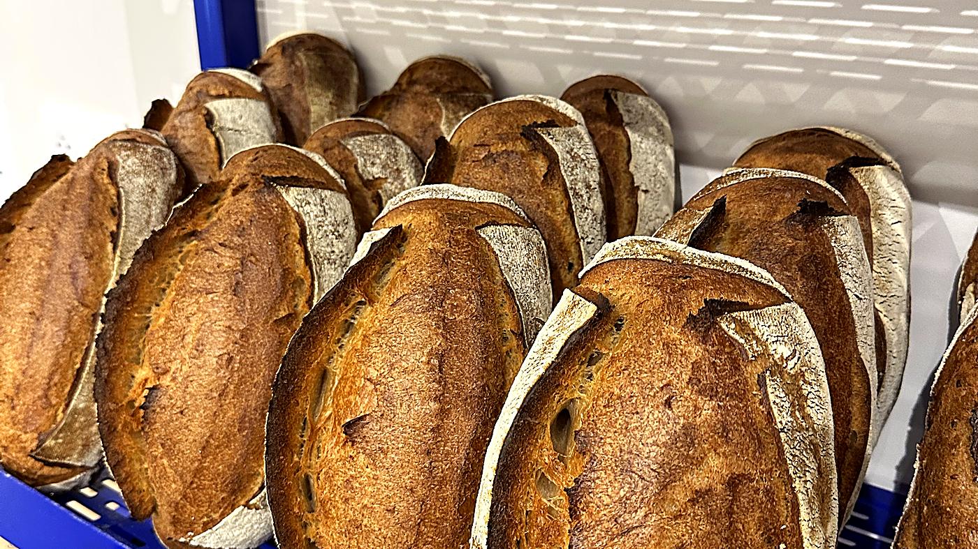 Étagère de gros pains de campagne au levain, sortis du four