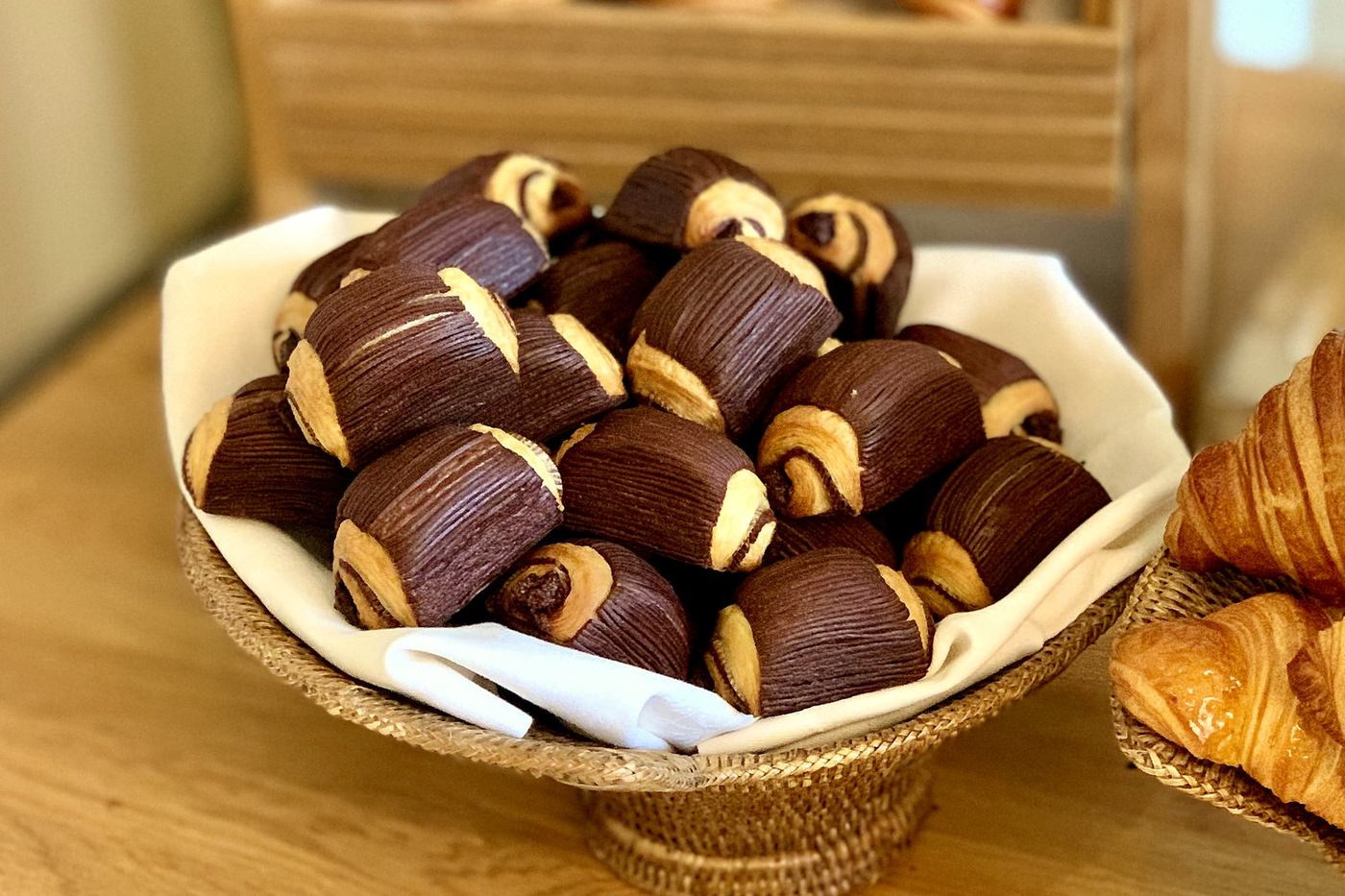 Corbeille de viennoiseries du Painséum dressée pour une livraison en entreprise