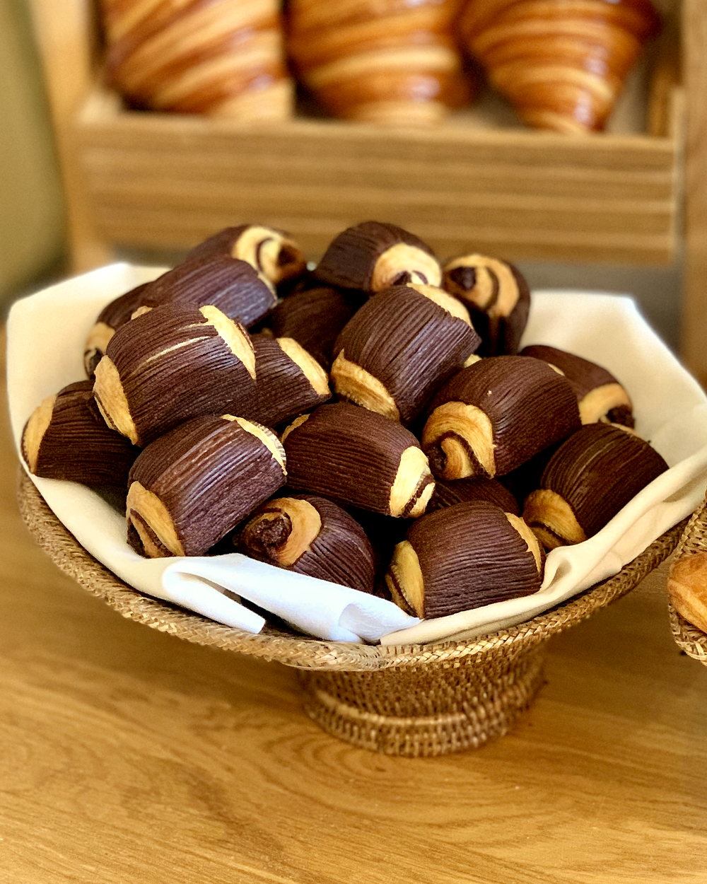 Corbeille de viennoiseries au beurre du Painséum, prête à être livrée