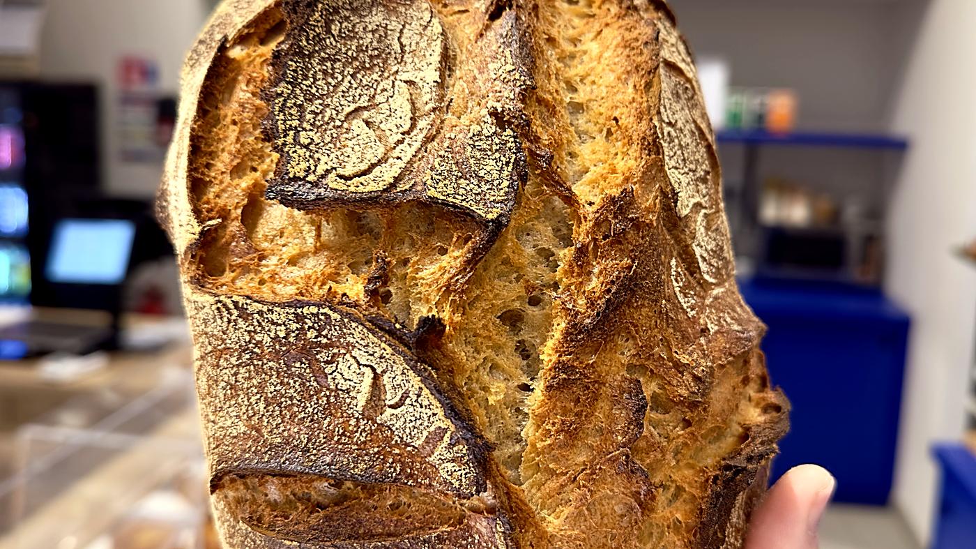 Pain au levain du Painséum tranché, destiné au service en salle